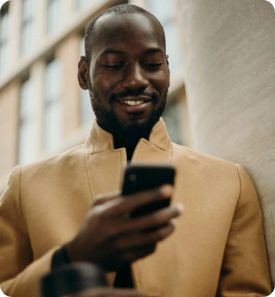 hombre con celular en la mano