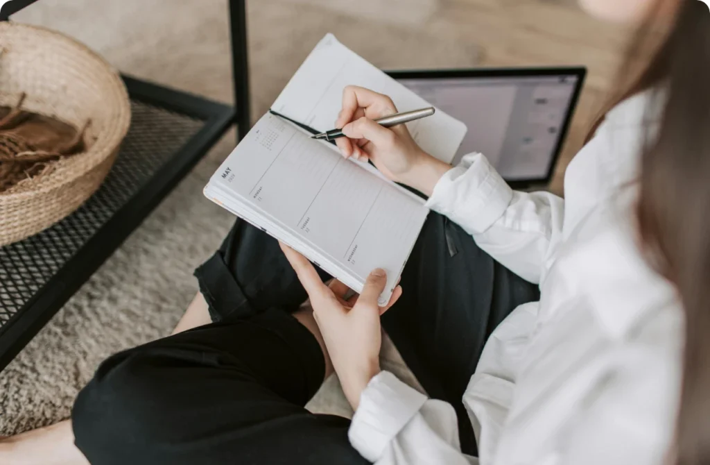mujer escribiendo en una libreta