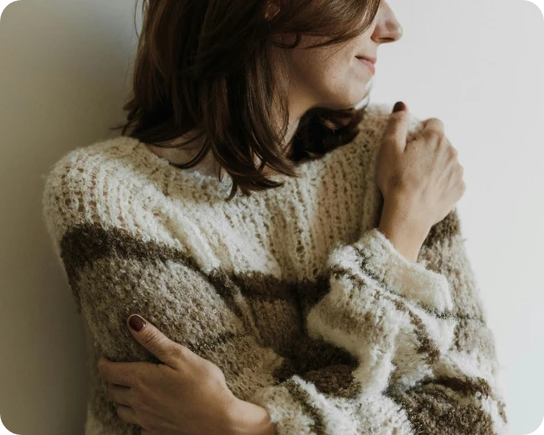 mujer dándose un abrazo