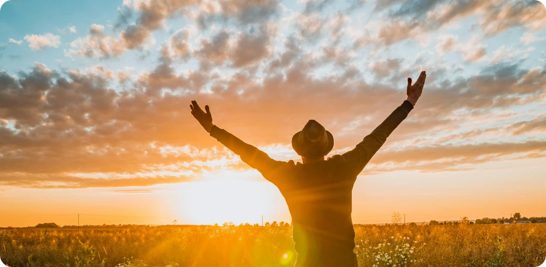 hombre levantando los brazos