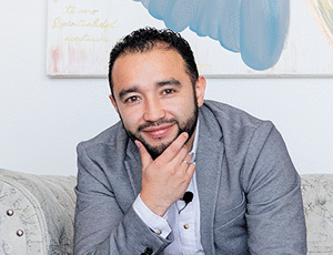 hombre sonriente Johan Vásquez Mental Training School