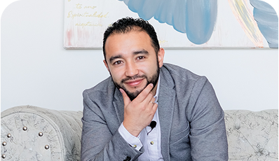 hombre sonriente Johan Vásquez Mental Training School