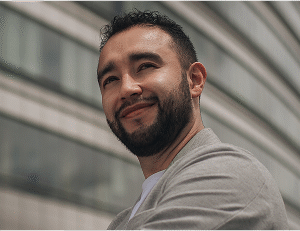 hombre sonriente Johan Vásquez Mental Training School