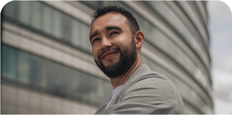 hombre sonriente Johan Vásquez Mental Training School