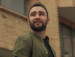 hombre sonriente Johan Vásquez Mental Training school