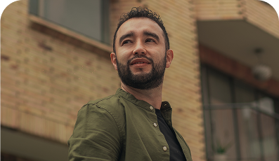 hombre sonriente Johan Vásquez Mental Training school