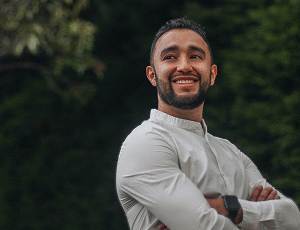 hombre sonriente Johan Vásquez Mental Training School