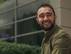 hombre sonriente Johan Vásquez Mental Training School