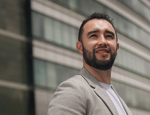 hombre sonriente Johan Vásquez Mental Training School