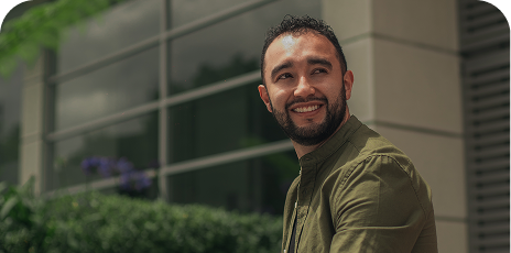 hombre sonriente Johan Vásquez Mental Training School