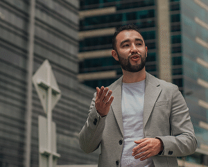 hombre sonriente Johan Vásquez Mental Training School